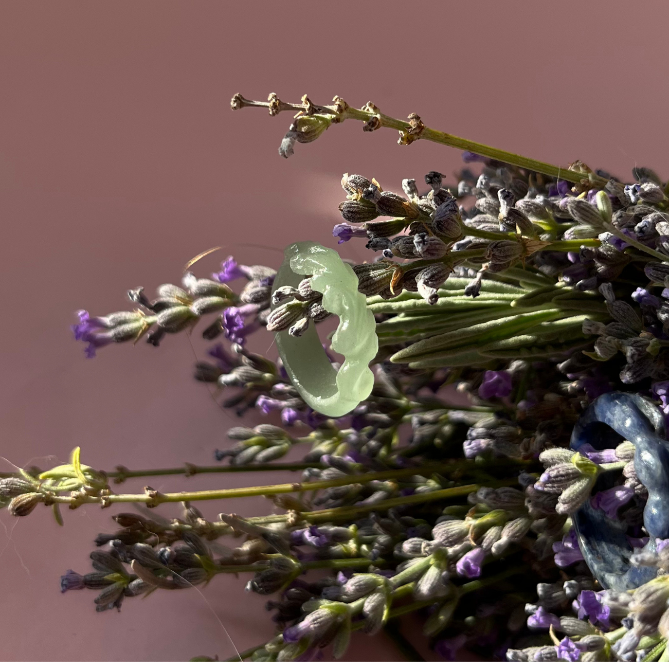 Aetherial 02 – El Yapımı Açık Yeşil Akik Yüzük | Floral Oyma Desen
